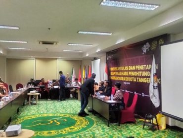 Rapat Rekapitulasi Penghitungan Suara yang digelar Komisi Pemilihan Umum (KPU) Kota Tangerang pada Rabu (06/03/2024) terpaksa dihentikan sementara.